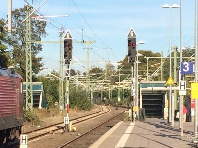 Two H/V colour light signals at a station in Ahrensburg, Germany. – Wolfgang Meyenberg Two H/V colour light signals at a station in Ahrensburg, Germany.