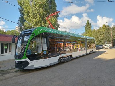 PC Transport Systems 71-291 Corsair tram on the sole-remaining line in Kaliningrad, Route 5 – Sept 2022 – John Medley A modern, streamlined 2-car articulated tram stopped on a street track through a tree-lined park in a Russian city.