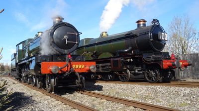 New and Old – Newly built GWR 2900 Class Lady of Legend stands alongside 4079 Pendennis Castle, celebrating her 100th birthday, on the mainline demonstration line at Didcot Railway Centre. – 3rd March 2024 – User: BWard 1997 from Wikimedia Commons (CC-BY-4.0) Two preserved steam locomotives of the Great Western Railway.