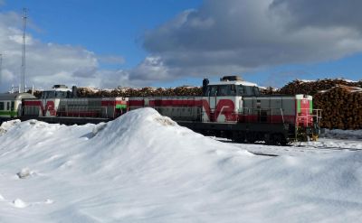 Kolari is the furthest north railway station in Finland, some 90km north of the Arctic Circle. On 14th April 2022, class Dr16 locos wait until departure time with their overnight trains to Helsinki – Geoff Warren Partly-hidden by drifting snow, several centre-cab diesel locomotives await their next turn of duty.