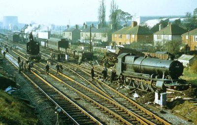 GWR 2-8-0 4707 de-railed at Shrivenham, Nov 1958