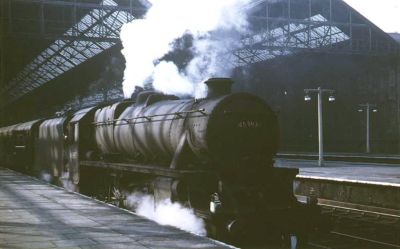 LMS Stanier 'Black 5' 4-6-0 no.45397 at the departures end of Liverpool Exchange station – 4th May 1968 (User:RuthAS – Wikimedia Commons) Black 5 loco at Liverpool Exchange - May 1968